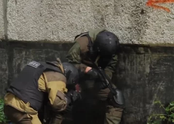 Фото: В пригороде Кемерова «задержаны» спрятавшиеся в многоквартирном доме преступники 3