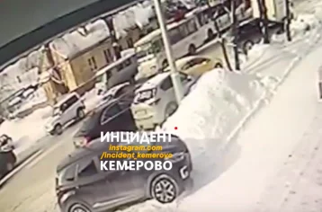 Фото: Момент столкновения пяти автомобилей в Кемерове попал на видео 1