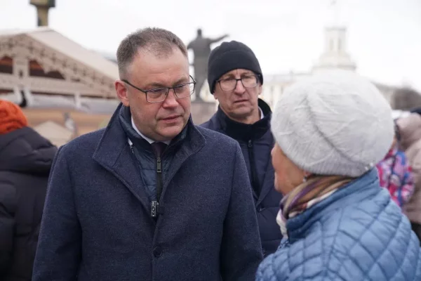  «Посмотрел, чем торгуют»: Илья Середюк зашёл на ярмарку на площади Советов в Кемерове