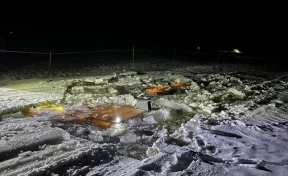 В Архангельской области бензовоз с топливом провалился под лёд, водитель жив