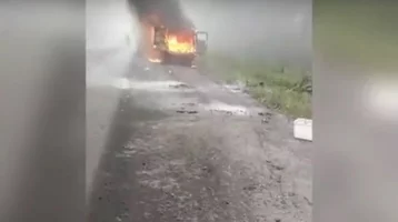 Фото: Пожар в автомобиле на трассе в Кузбассе попал на видео  1
