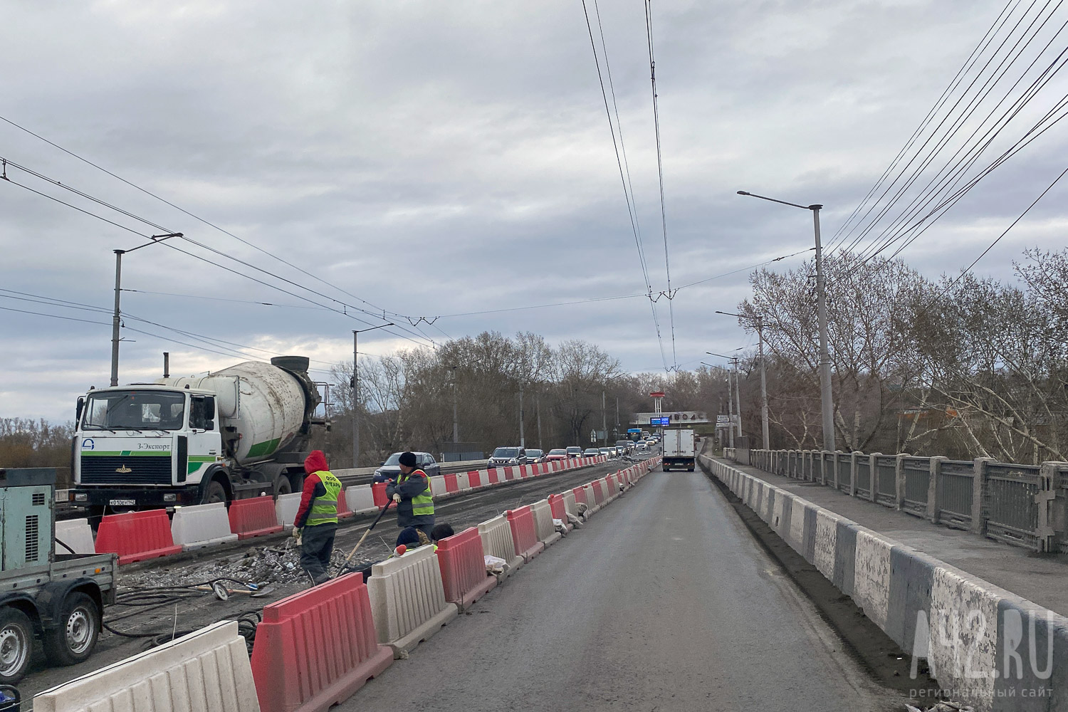 В Новокузнецке крайнюю левую полосу на Запсибовском мосту доделают к середине июля