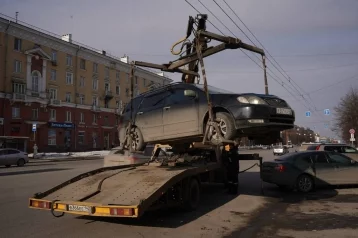 Фото: В Кемерове на эвакуаторах увезли машины, которые стояли возле остановок 1
