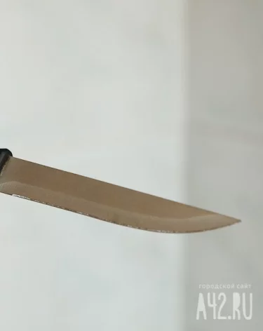 Нетрезвый житель Кузбасса напал с ножом на возлюбленную в магазине