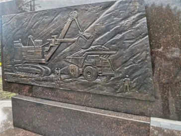 Фото: В Кемерове установили памятник легендарному «угольному генералу» 2