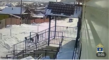 Фото: В Бурятии четырёхлетняя девочка скатилась на тюбинге с горки и попала под колёса автомобиля 1