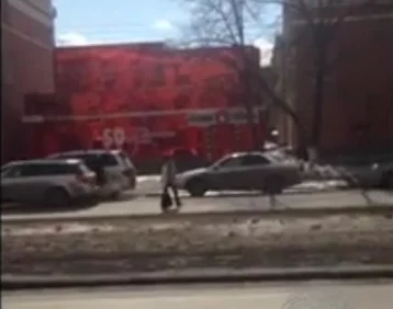 Фото: В центре Кемерова неадекватная женщина кружилась на проезжей части  1