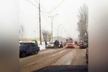 Фото: В Кемерове на пешеходном переходе автомобиль сбил женщину 1