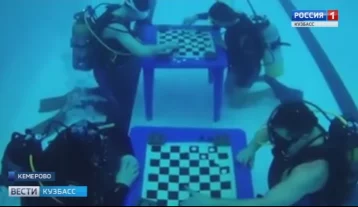 Фото: В Кемерове дайверы сыграли в шашки под водой 1