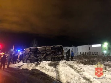 Фото: Грузовик въехал в автобус с пассажирами в Кемерове, погибла женщина 1