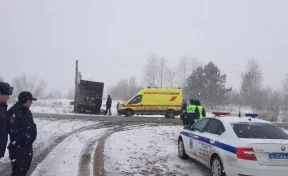 В Сибири пять человек погибли в ДТП с грузовиком. Момент столкновения попал на видео 