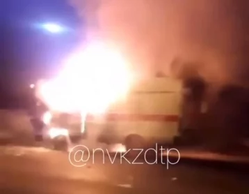 Фото: В Кузбассе пожар в автомобиле скорой помощи сняли на видео 1