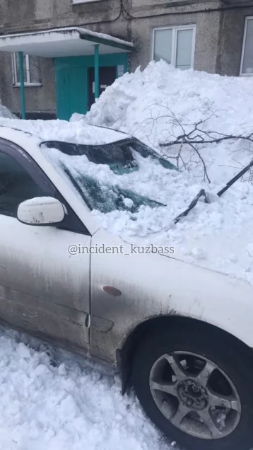 Фото: В кузбасском городе сошедший с крыши дома снег смял авто 1