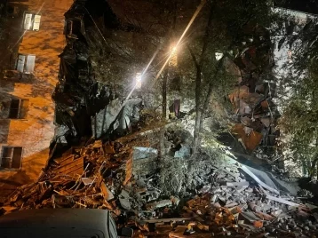 Фото: В Астрахани обрушилась часть жилого пятиэтажного дома 1