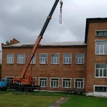 Фото: «Балки прогнили»: в Кузбассе прокурор потребовал отремонтировать опасную крышу школы 1