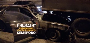 Фото: Последствия столкновения грузовика и легковушки в Кемерове попали на видео 1