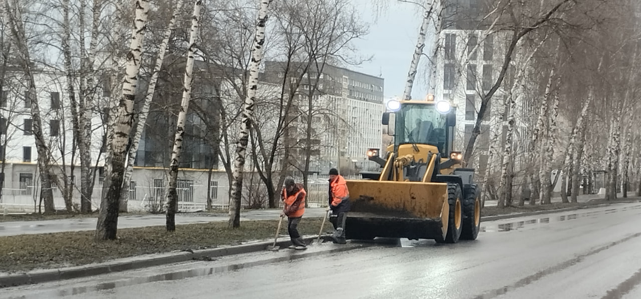 98 единиц техники и 214 рабочих вышли на уборку улиц Кемерова