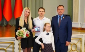 Илья Середюк вручил областные награды игрокам ХК «Кузбасс»