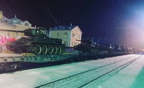 Губернатор Кузбасса лично встретил проезжавшие через регион танки Т-34
