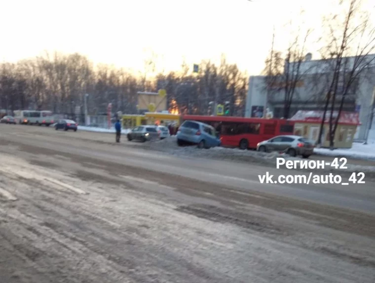 Фото: Три машины попали в ДТП в Кемерове: одна из них улетела в сугроб 2