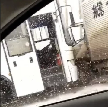 Фото: Появилось видео последствий ДТП с участием автобуса и грузовика в Кемерове 1