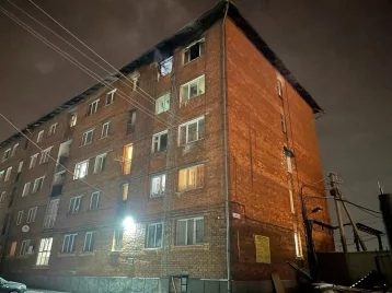 Фото: В Иркутске родители во время пожара ради спасения сбросили детей соседям из окна пятого этажа 1