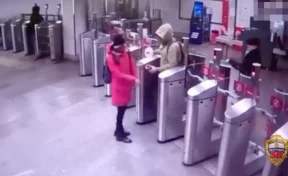 В московском метро безбилетник плеснул в лицо женщине горячим шоколадом из-за замечания