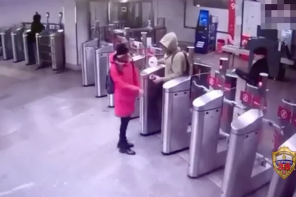В московском метро безбилетник плеснул в лицо женщине горячим шоколадом из-за замечания