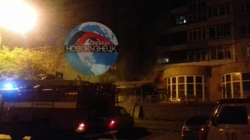 Фото: Ночью в Новокузнецке горело кафе, расположенное на первом этаже жилого дома 1