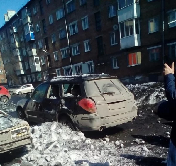 Фото: В Кузбассе упавшая с крыши глыба льда раздавила автомобиль 2