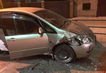 Фото: Протащил на капоте: в Кузбассе водитель Toyota сбил на «зебре» женщину и ребёнка 1