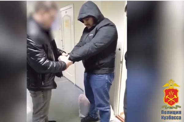 В Кемерове трое мужчин избили прохожего и пытались отобрать у него телефон