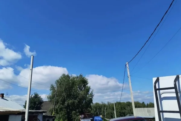 В Новокузнецке заменили накренившуюся опору ЛЭП после жалобы в прокуратуру