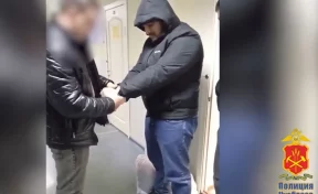 В Кемерове трое мужчин избили прохожего и пытались отобрать у него телефон