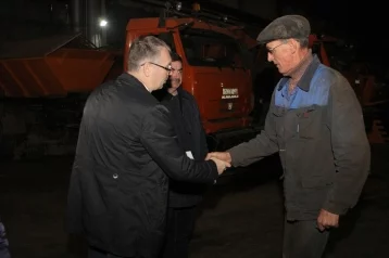 Фото: Власти Кемерова вручили денежные премии дорожным рабочим 1