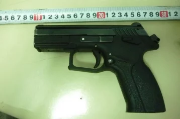 Фото: У кемеровчанина, вылетевшего в Таиланд, обнаружили пистолет с патронами 1