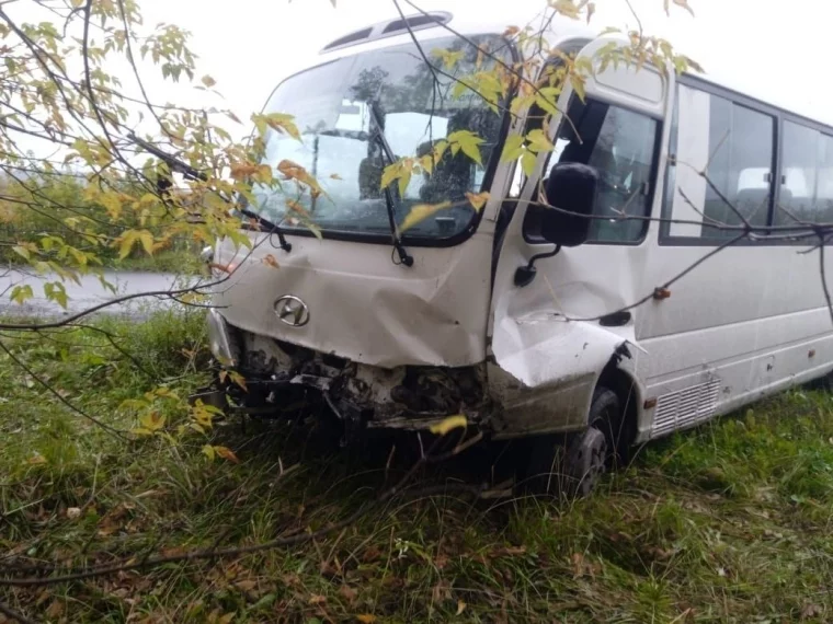Фото: В Кузбассе легковой автомобиль врезался в автобус: один человек погиб 2