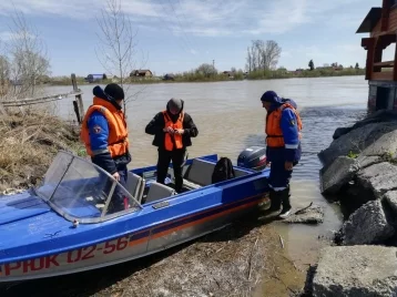 Фото: В Кузбассе из-за подтопления 25 человек транспортировали на другой берег реки 1