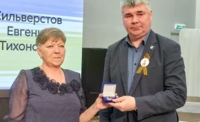Краеведческому музею Междуреченска передали найденную в Белоруссии медаль ветерана ВОВ