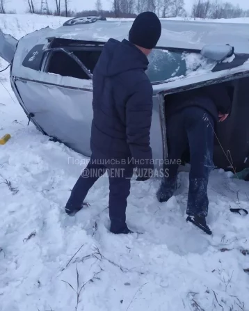 Фото: На кузбасской трассе опрокинулся автомобиль 1