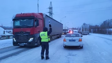 Фото: Из-за неблагоприятных погодных условий кузбасские трассы патрулируют дополнительные экипажи ГИБДД 1