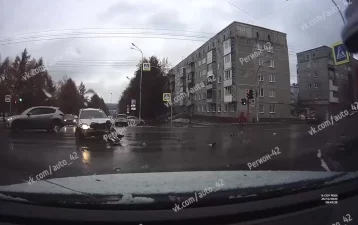 Фото: ДТП на кемеровском перекрёстке попало на видео 1