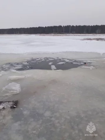 Фото: В Иркутской области автомобиль провалился под лёд водохранилища, два человека погибли 1