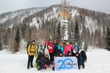 Фото: Работники предприятий «Мечела» в Кузбассе совершили восхождение на горную вершину в честь юбилея группы 1