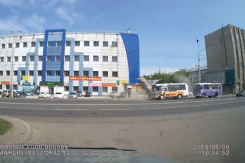 Фото: В Кемерове маршрутка со взорвавшимся колесом попала на видео 1