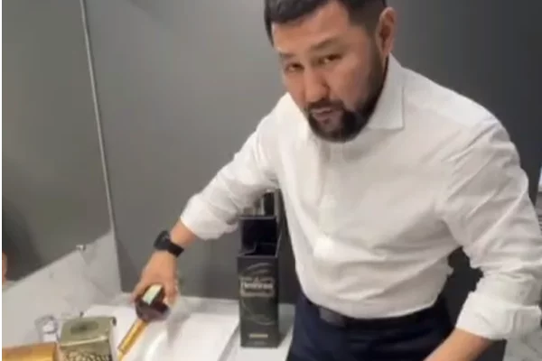 Глава Якутска Евгений Григорьев вылил подаренный ему алкоголь