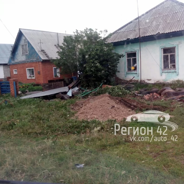 Фото: «Снёс забор и улегся спать»: в сети обсуждают ДТП с Lexus в Кузбассе 2