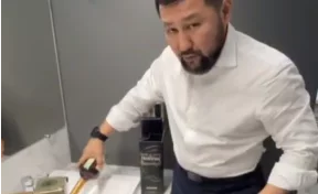 Глава Якутска Евгений Григорьев вылил подаренный ему алкоголь