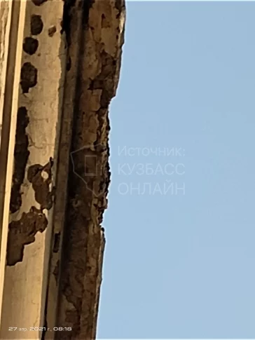 Фото: Кемеровчане пожаловались на падающие на голову обломки фасада жилого дома 1