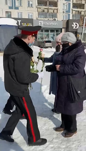 Фото: Сергей Цивилёв прошёл по Новокузнецку и подарил женщинам цветы 2